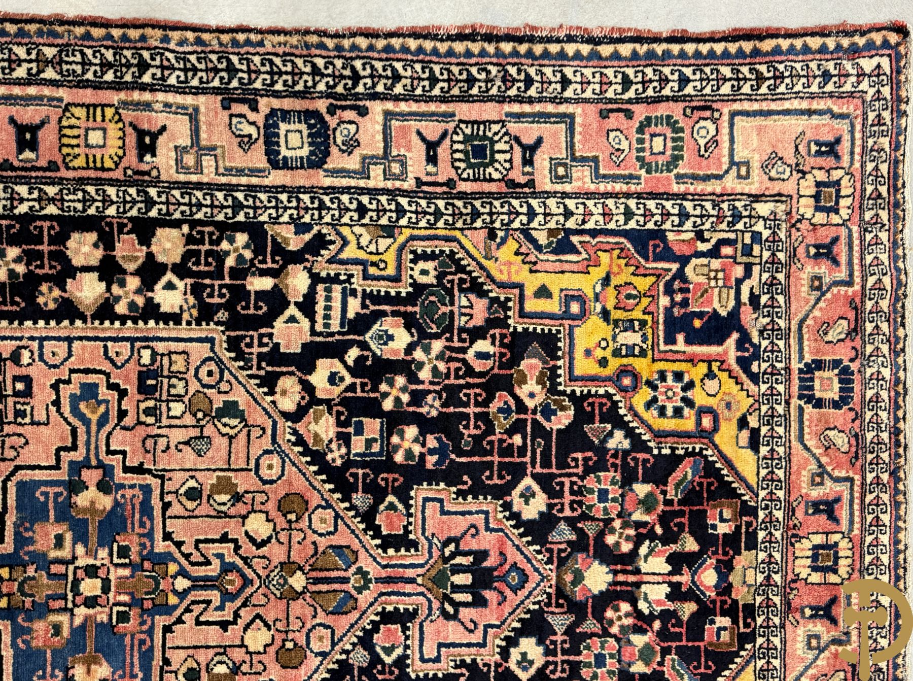 Drie oosterse handgeknoopte tapijten met blauwe fond