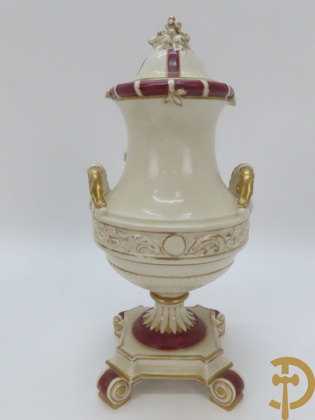 Koets in Royal Dux getrokken door cupido