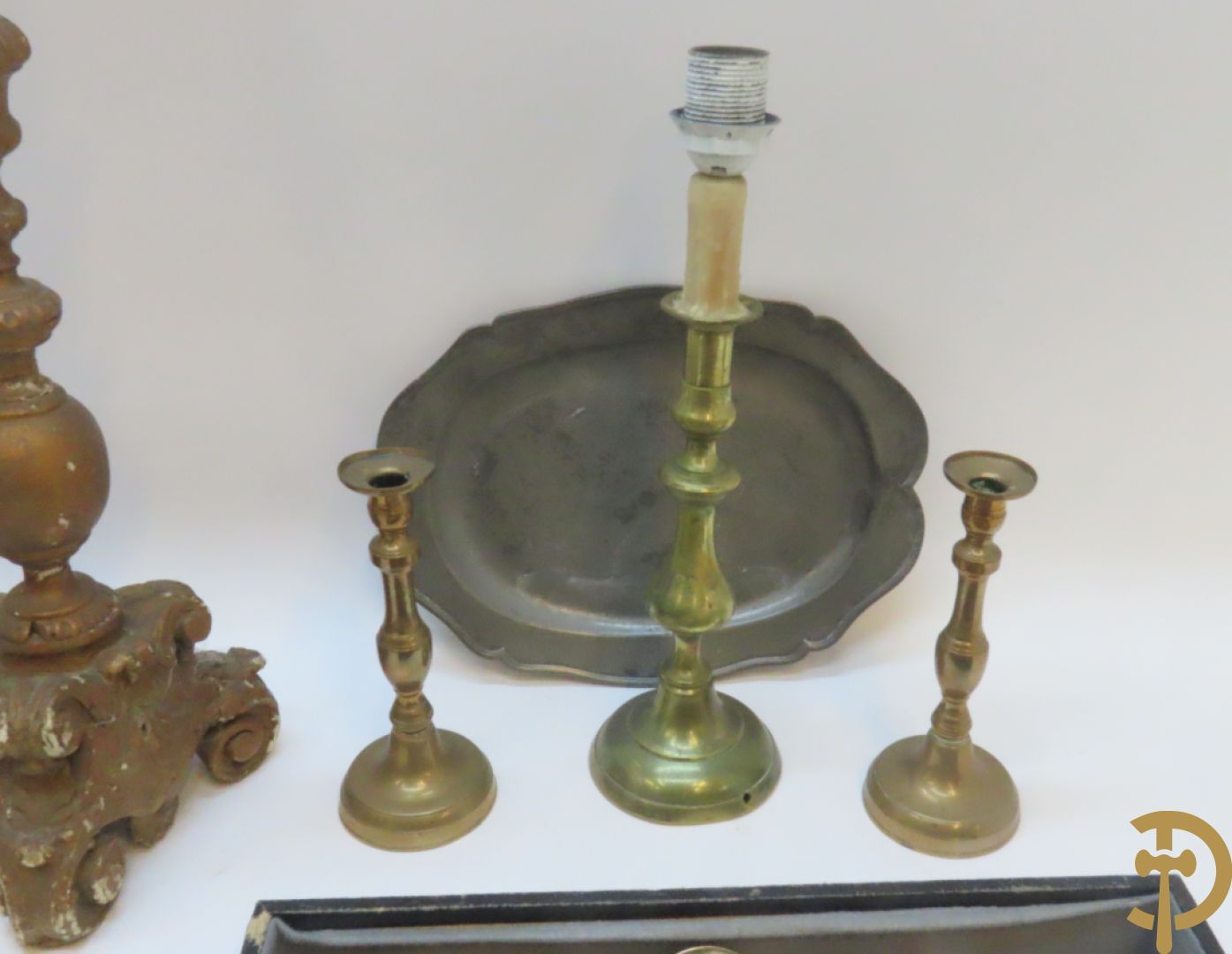 Reeks verzilverde kandelaars met rocailles + paar koperen kandelaars + houten kandelaar + 2 tinnen schotels + bestek e.a.