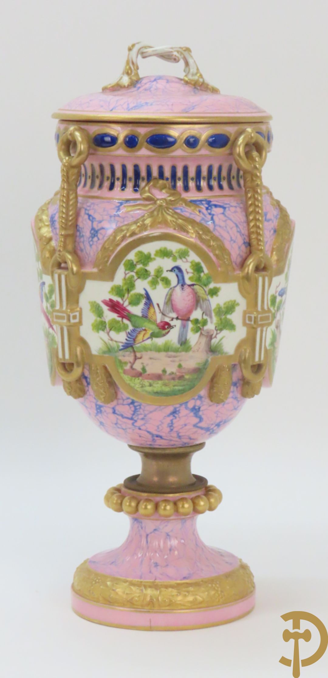 Franse porseleinen dekselpotiche bezet met decor van vogelmotieven en Louis XVI strikken, FB gemerkt