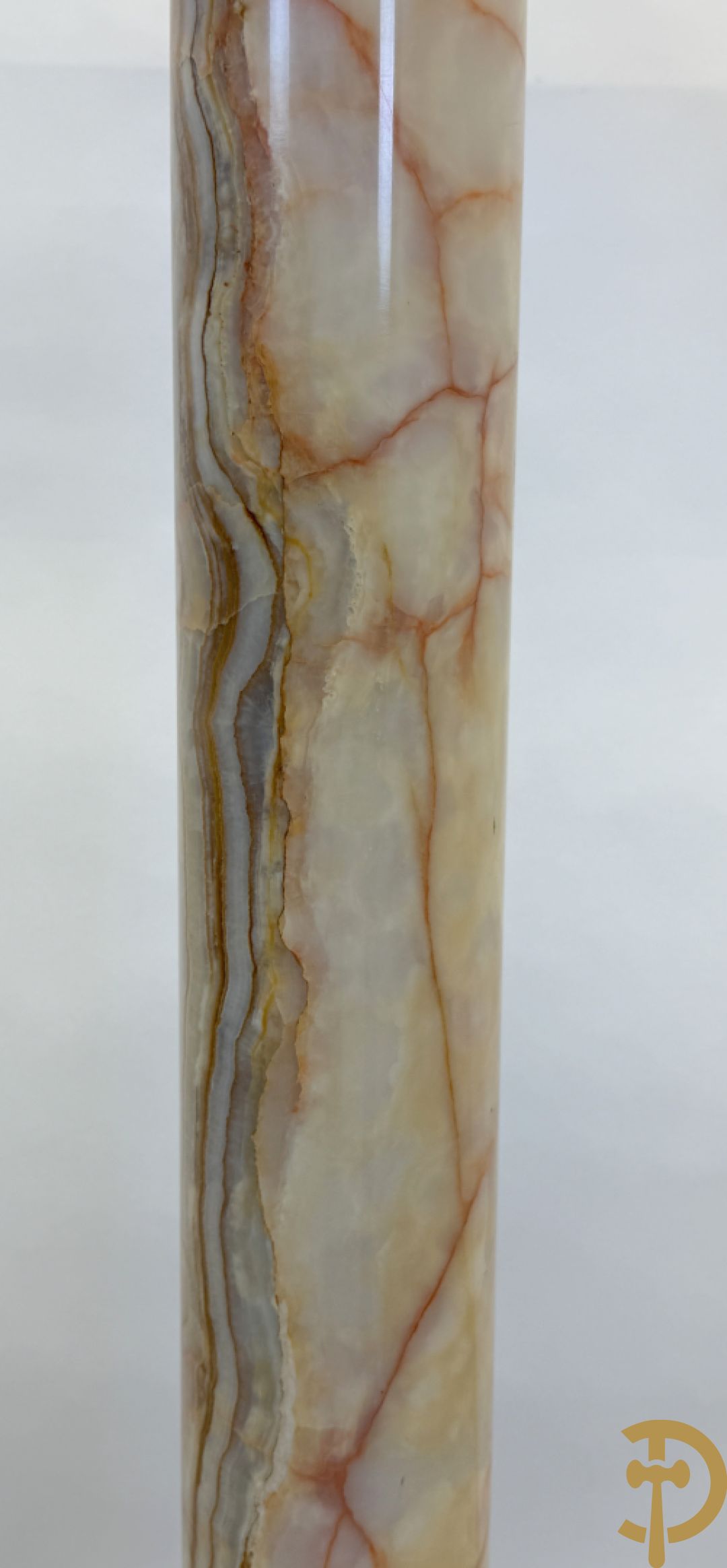 Marmeren zuil, onder en boven met beslag van accanthusranken bezet