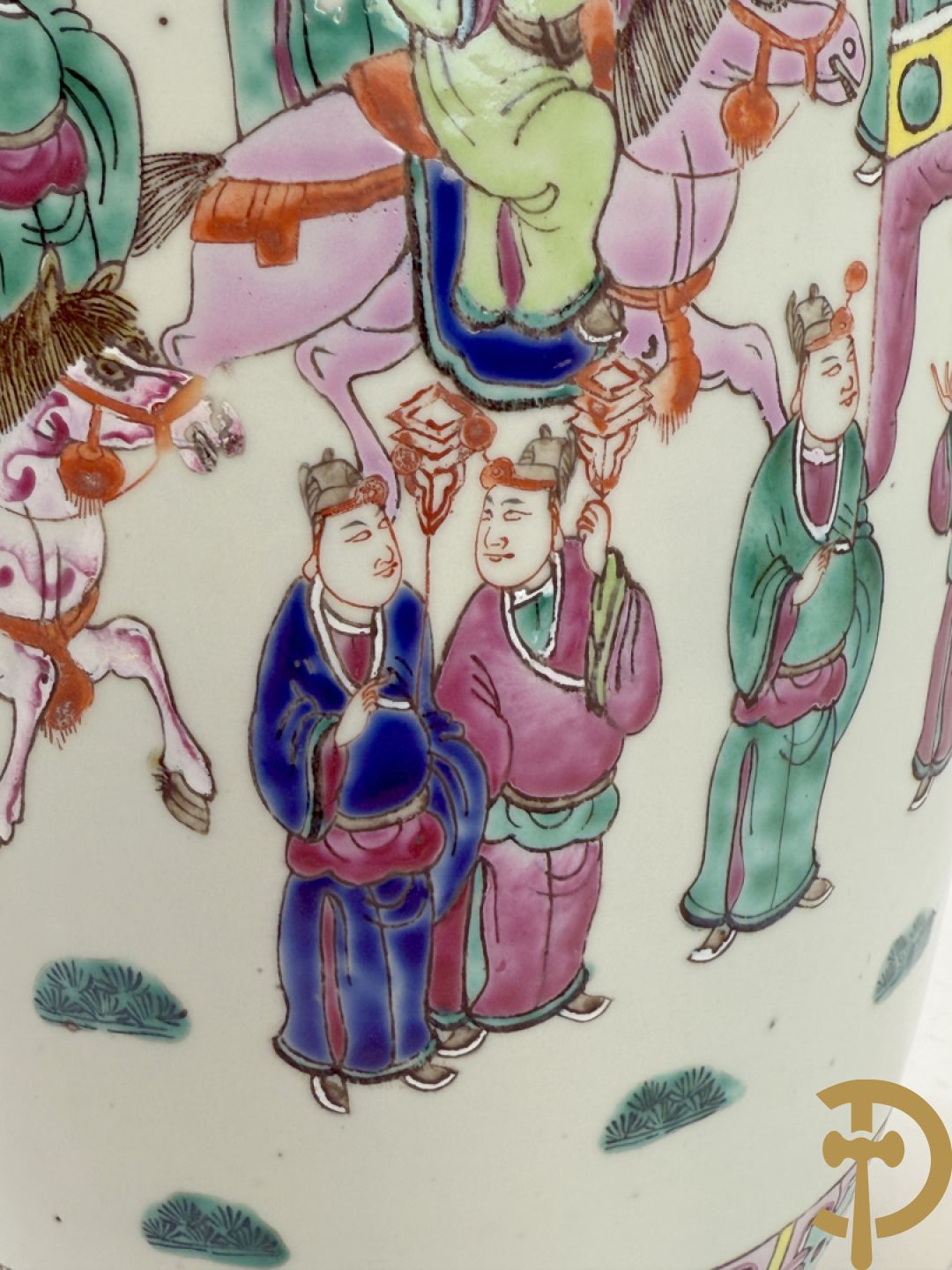 Chinese porseleinen vaas met dubbel decor van geanimeerd interieurzicht en mannen op paarden