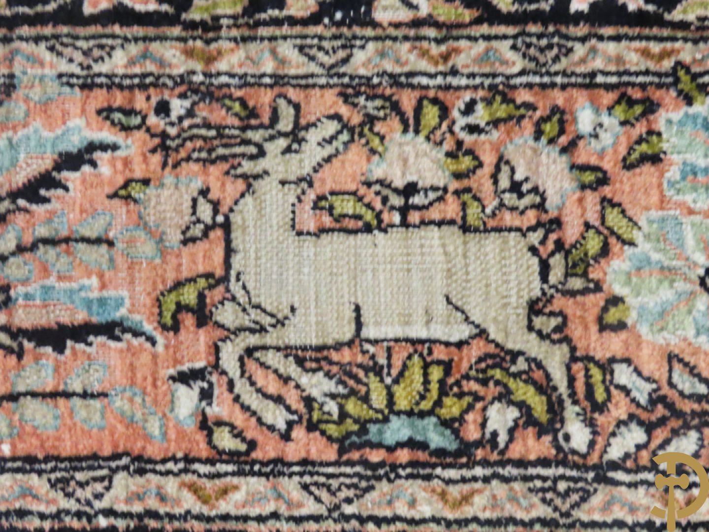 Oosters handgeknoopt zijden tapijt met bloemen- dierenmotieven