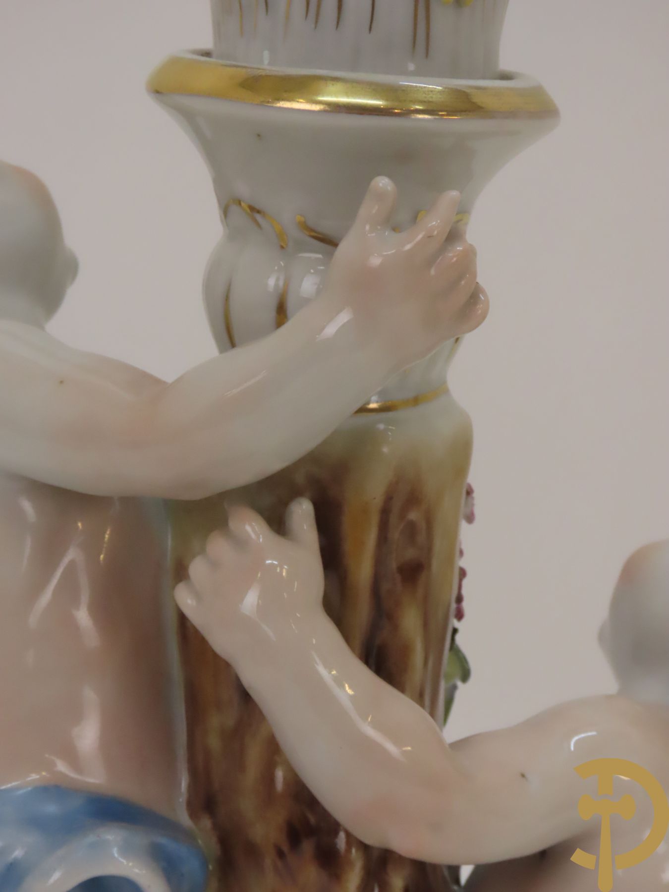 Twee porseleinen vijfarmige kandelaars met cupido