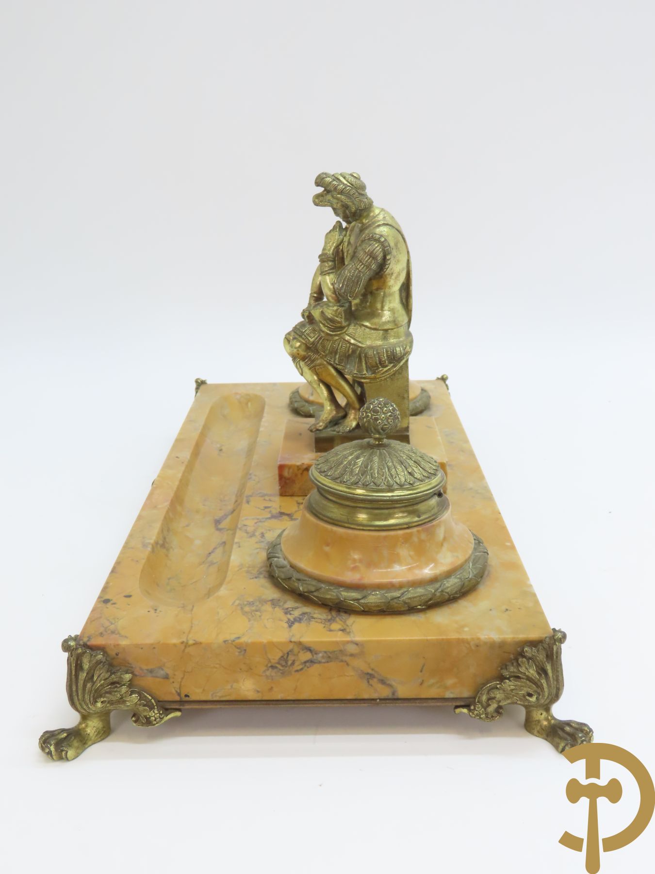 Marmeren inktstel met centraal verguld bronzen beeld met figuur van Lorenzo De Medici naar Michelangelo marmeren brievenhouder