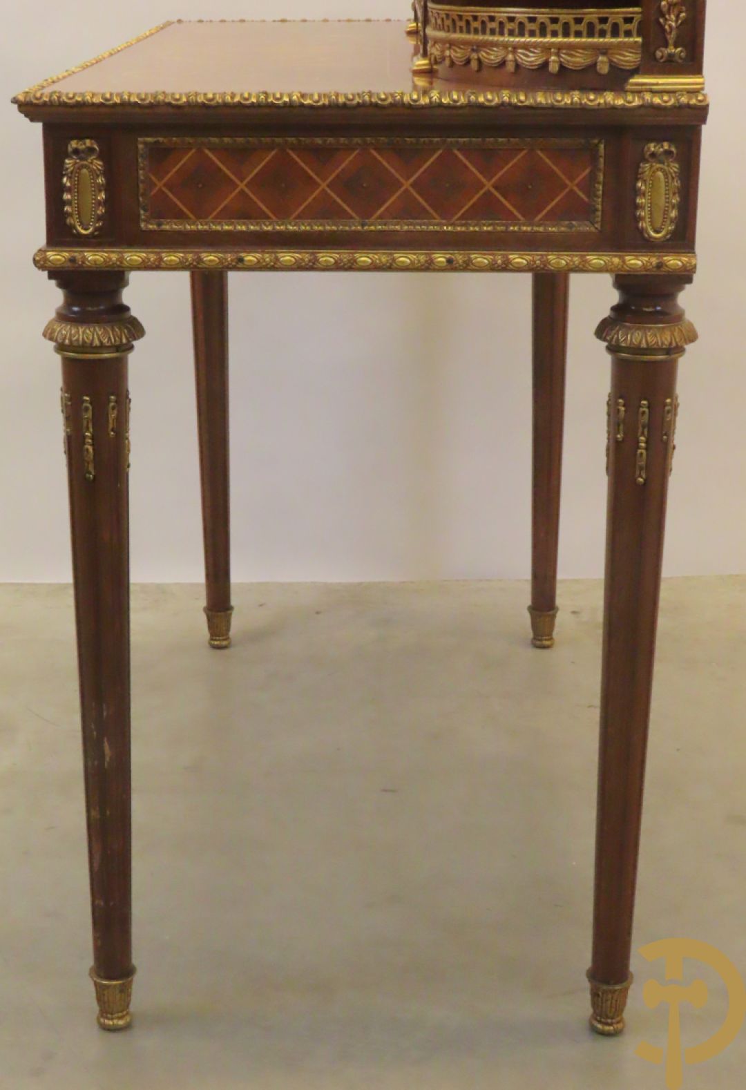 Notelaren tweedelig  kabinet met 2 lades en 2 deuren op hoge poten, gemarketteerd en bezet met bronsbeslag