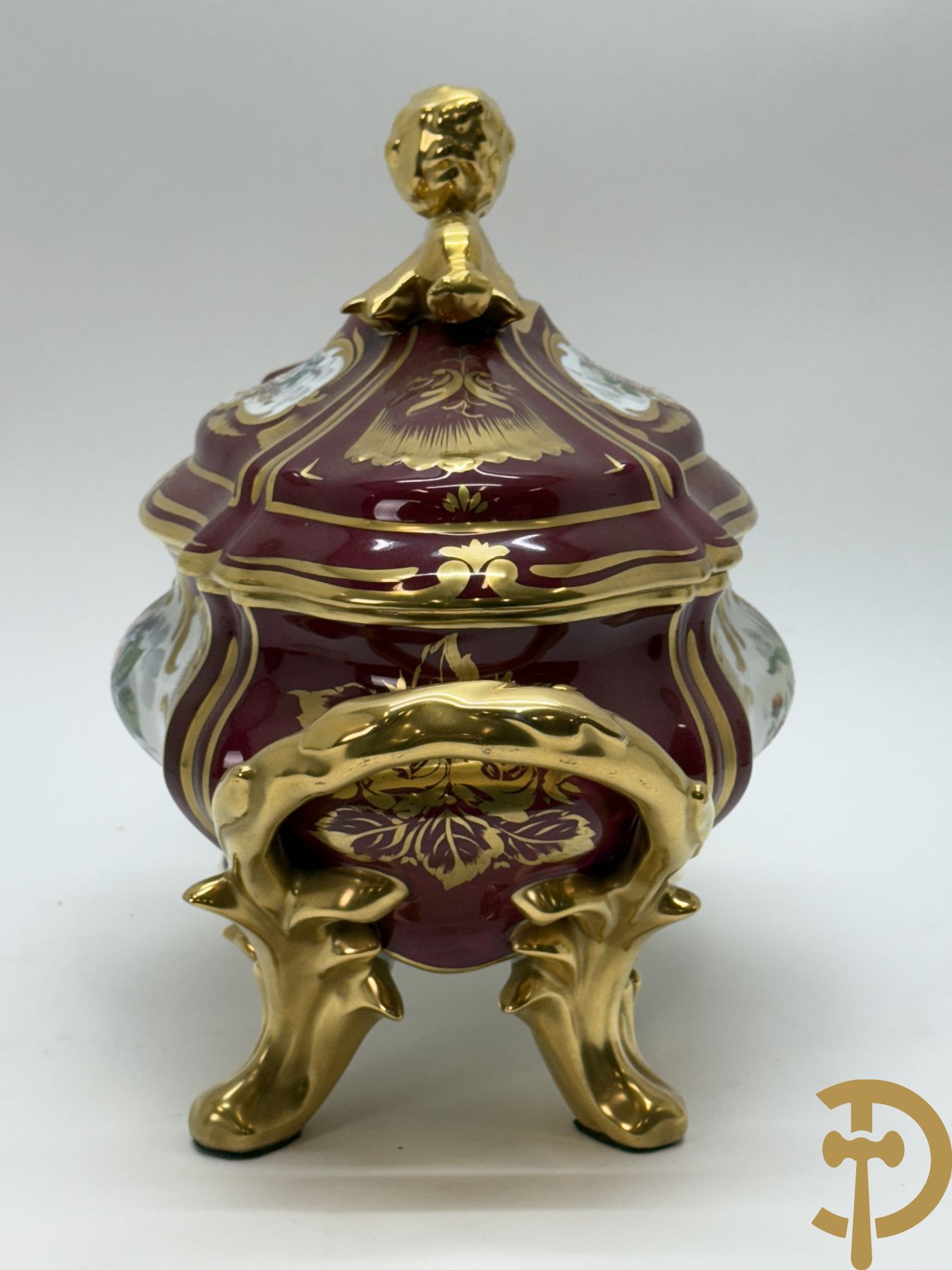 Porseleinen milieu de table (schaal en coupe) Limoges met bloemendecor en vergulde ornamenten, gemerkt onderaan