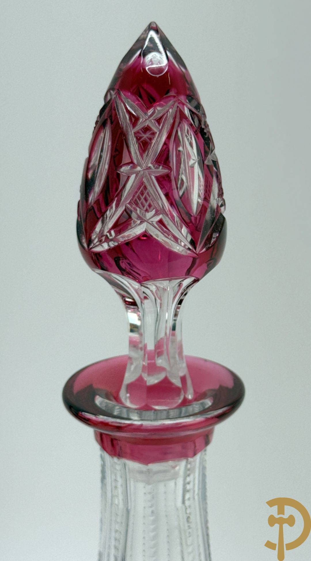 Paarse en rood gekleurde kristallen karaf Val-Saint-Lambert + 2 Boheemse karaffen + verzilverde decanteur met Louis XV motieven