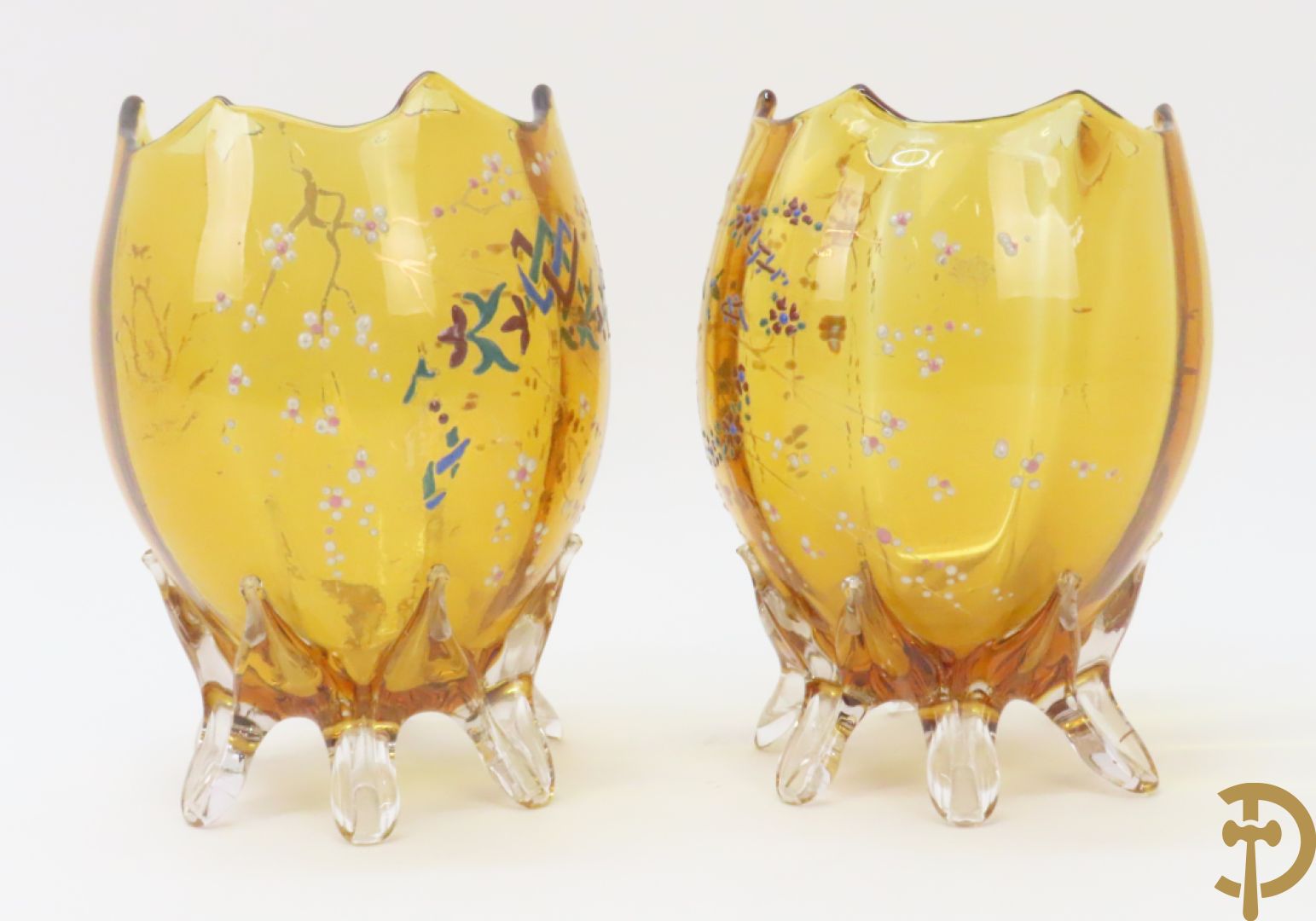 Mongeblazen glazen driestel bestaande uit centrale coupe met 2 oren, zijdelings met 2 eivormige coupes met gekleurd bloemendecor