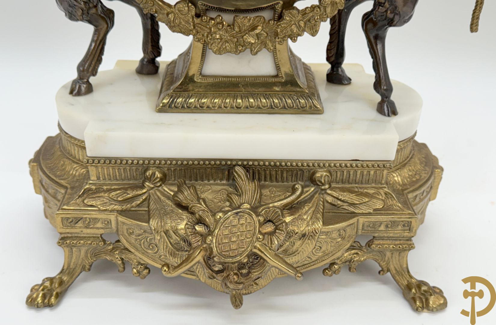 Driedelige koperen garnituur, centraal met harp geflankeerd door paar cupido