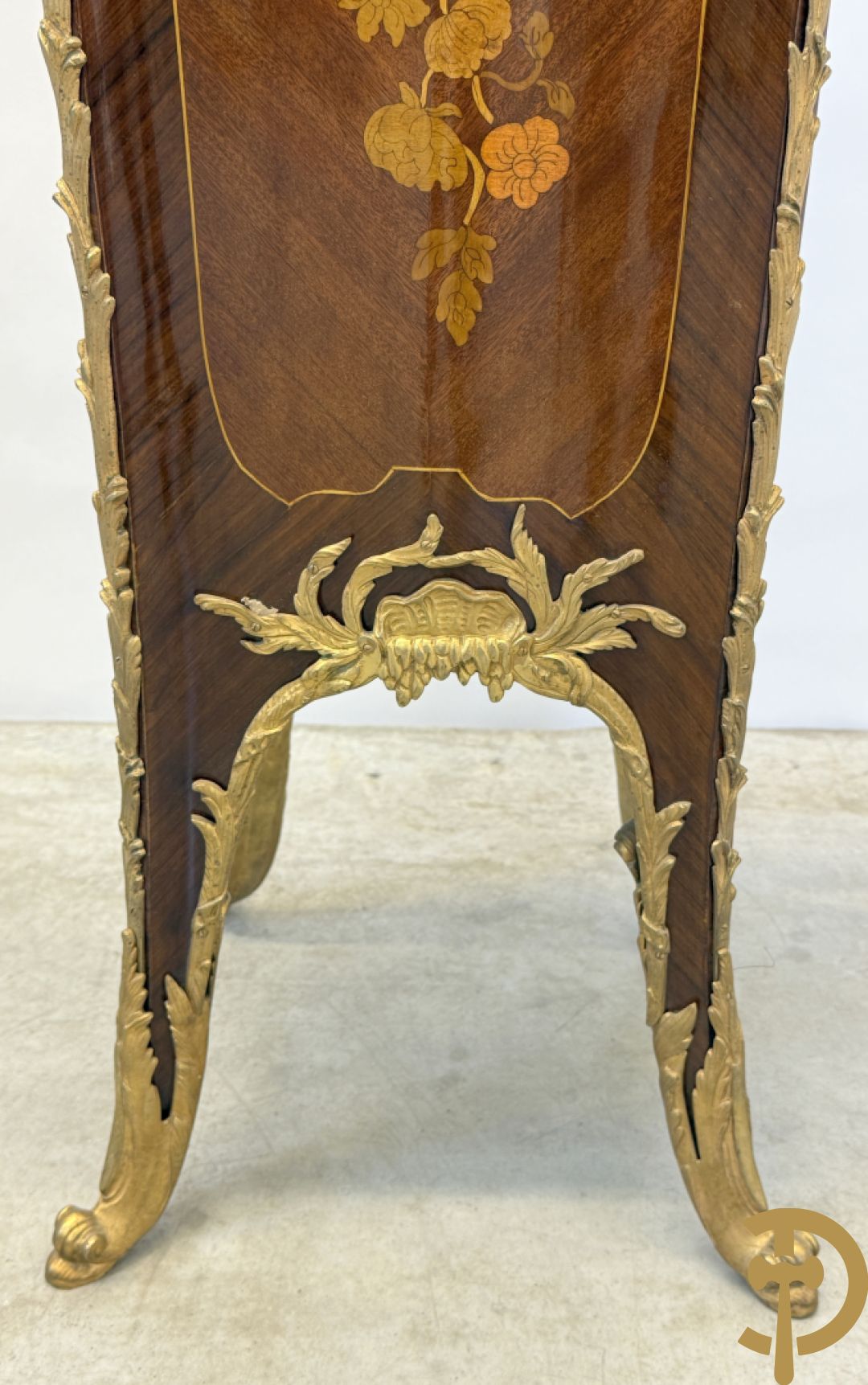 Paar notelaren gemarketteerde zuilen bezet met bronsbeslag en Louis XV motieven op voluutvormige poten - bovenaan met marmeren geaderd blad