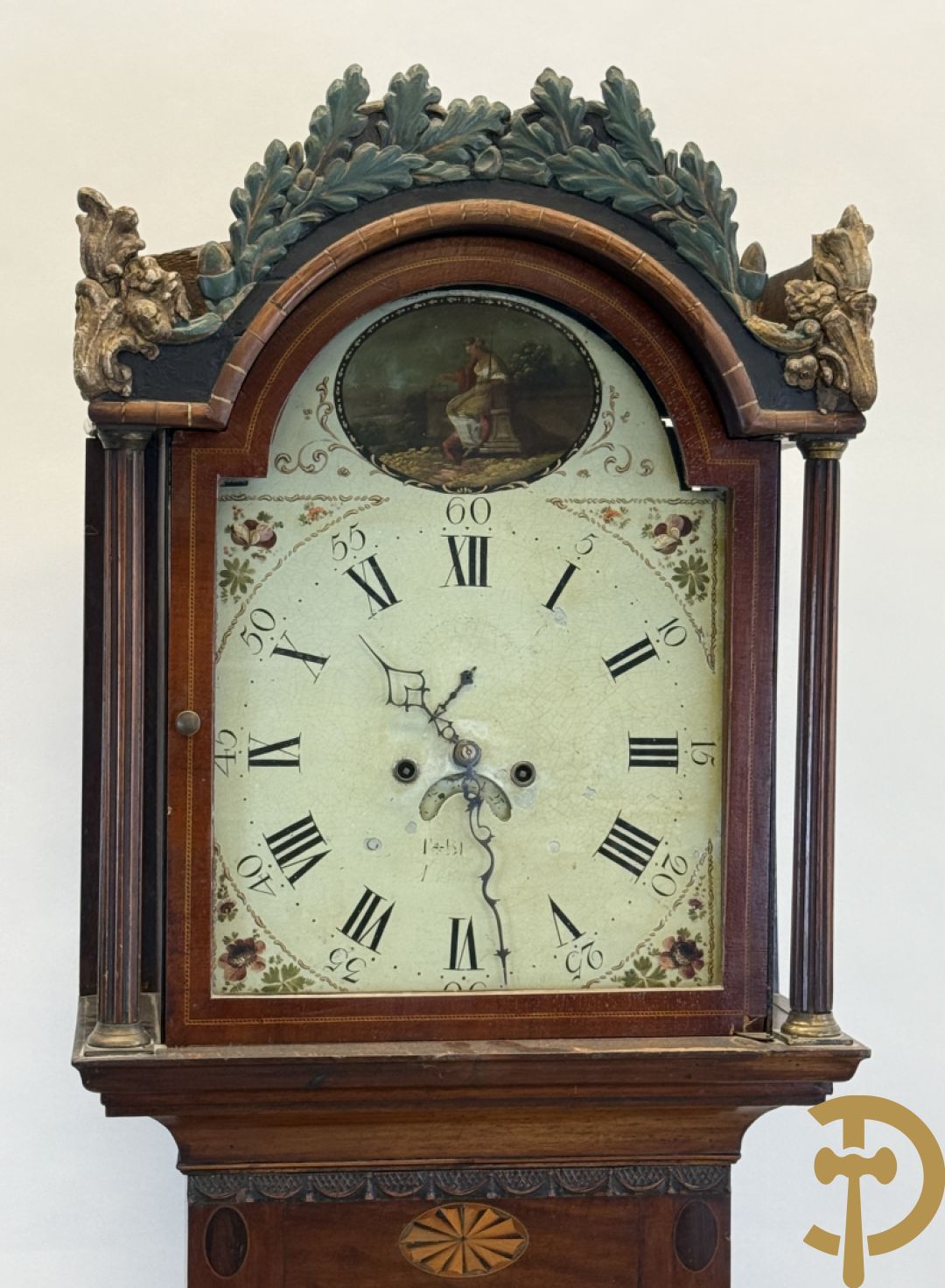 Engelse staande grootvadersklok met handbeschilderd tafereel in de wijzerplaat