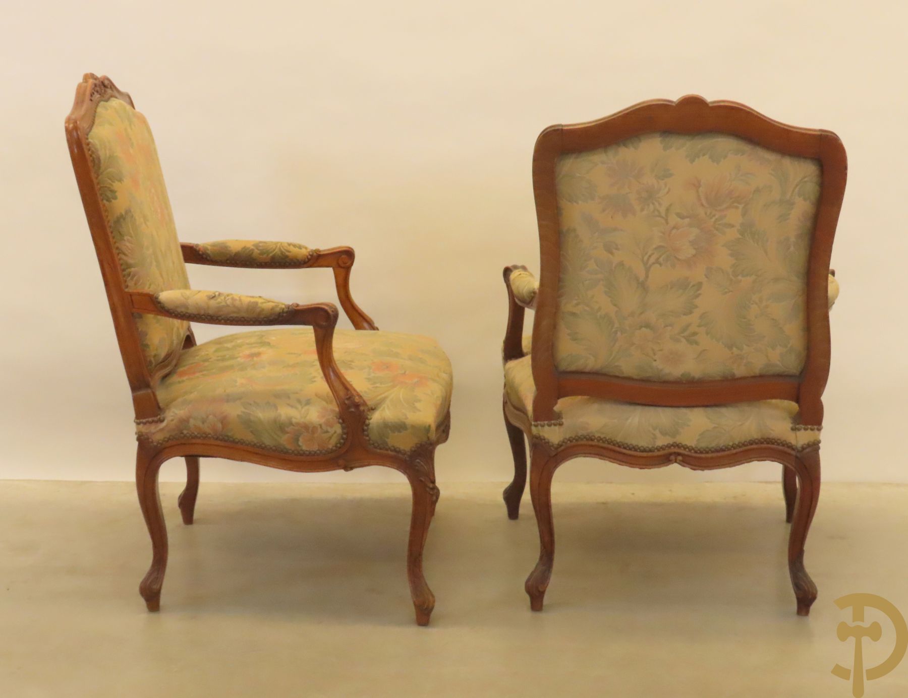 Paar Louis XV armzetels met rocailles, voluutvormige poten en armleuningen