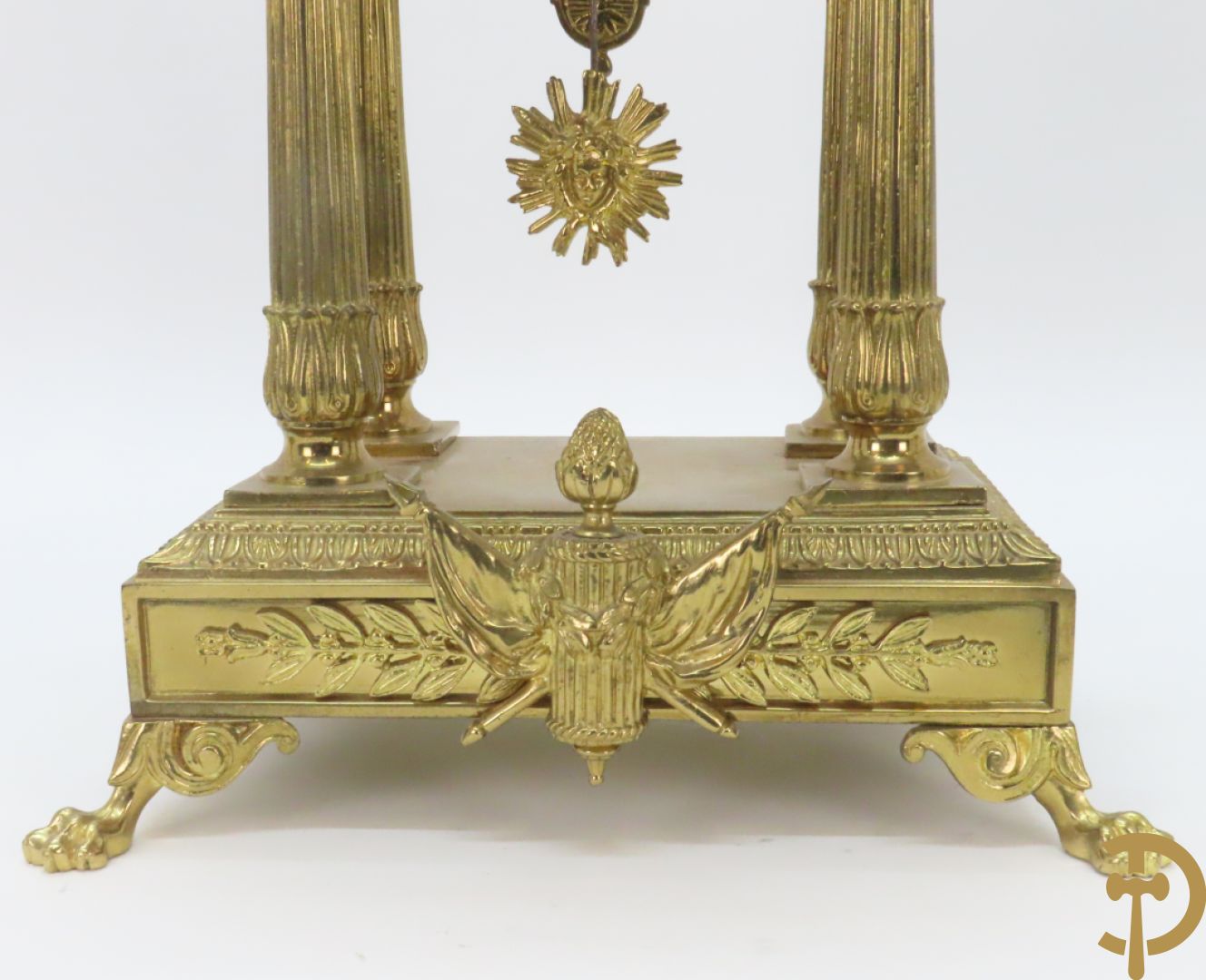 Driedelige bronzen garnituur bestaande uit middenstuk met 4 gecanneleerde zuilen en adelaar bezet + paar kandelaars