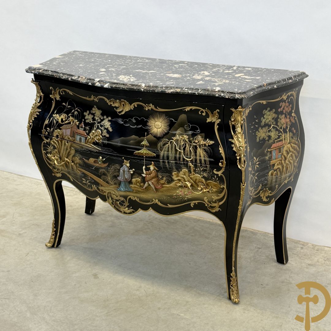 Zwartgelakte gebuikte tweeladencommode met Chinoiserie decor en marmeren blad