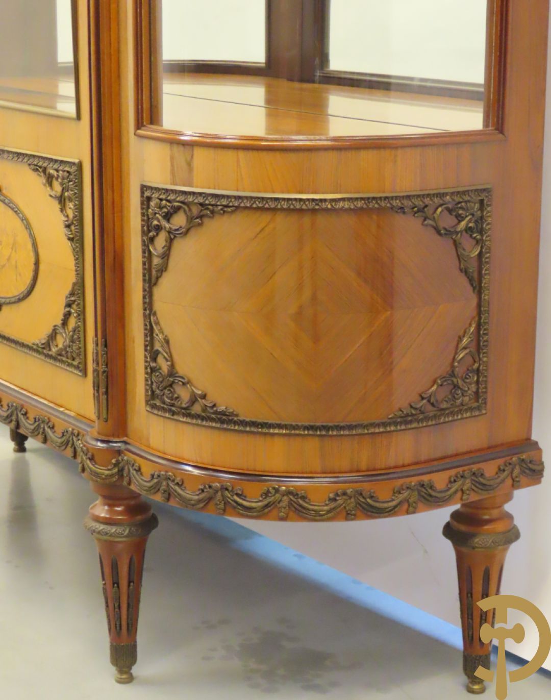 Notelaren eetkamer Louis XVI stijl bestaande uit vijfdeursdressoir met bloemenmarquetterie, bronsbeslag en wit marmeren blad, ovale uittrekbare tafel, 6 stoelen met leder bekleed en gegalbeerde vitrine met geslepen ruitjes