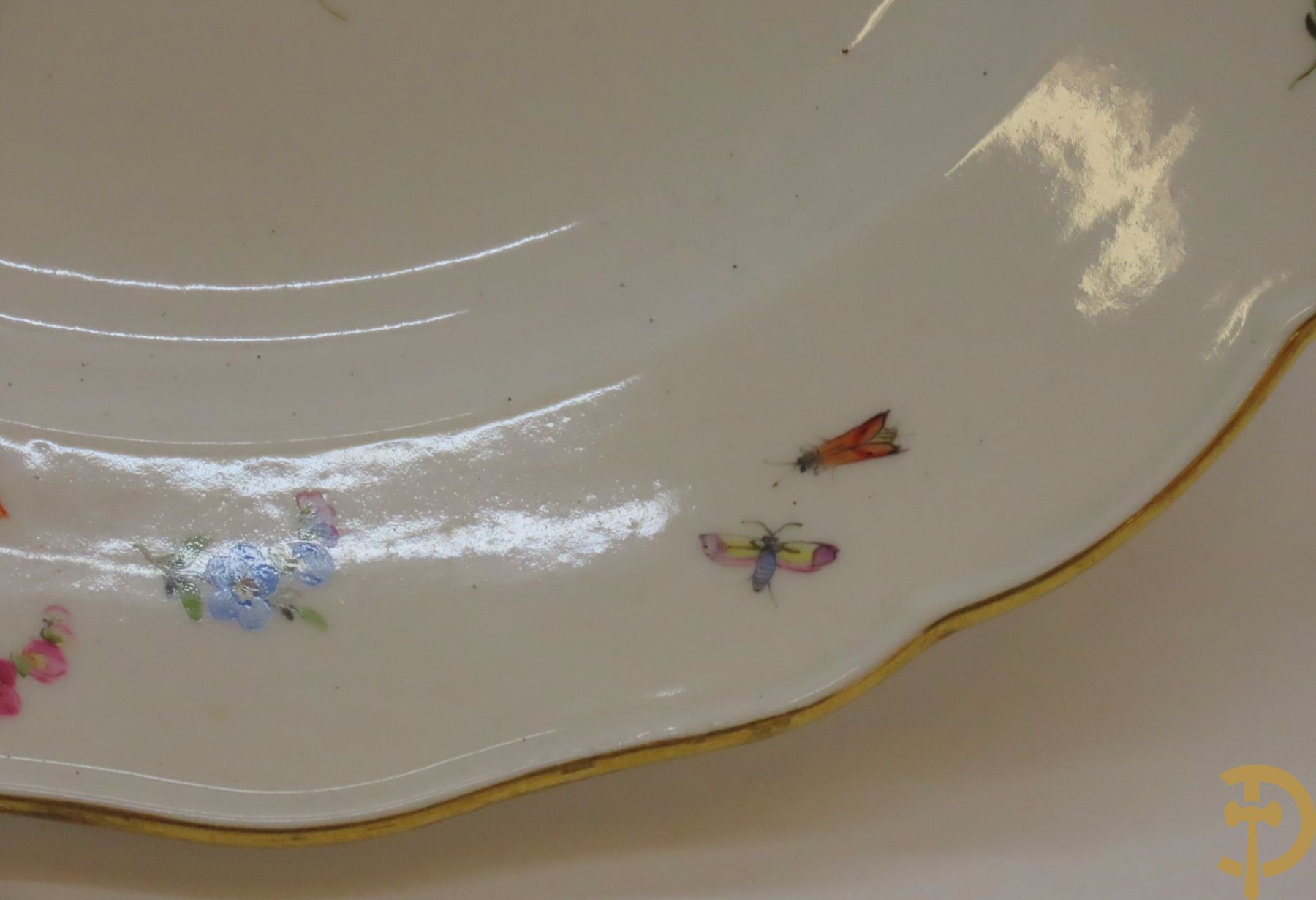 Zes porseleinen borden onder gemerkt met zwaarden / Meissen : 1 bord met stadstafereel, 1 verlucht bord met drakendecor, 1 bord met vogeldecor, 1 met bloemen en 2 met bloemendecor omgeven door vergulde rand