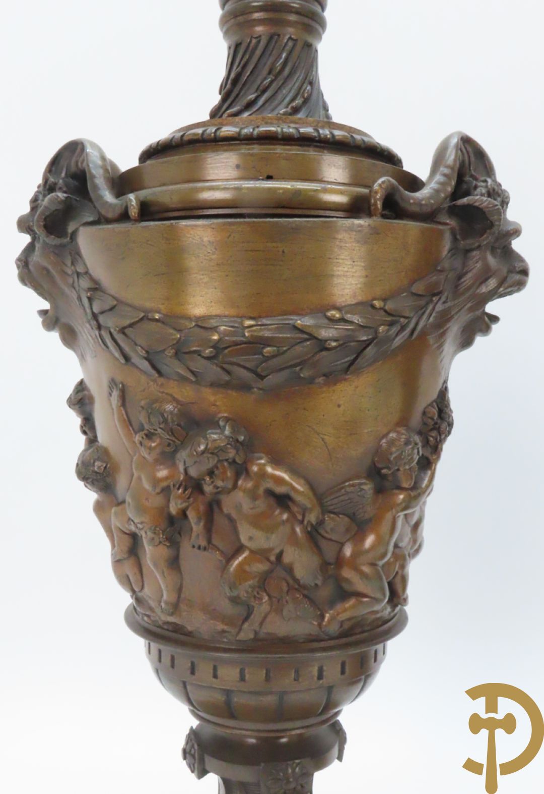 Paar bronzen cassolettes omgeven door dansende cupido