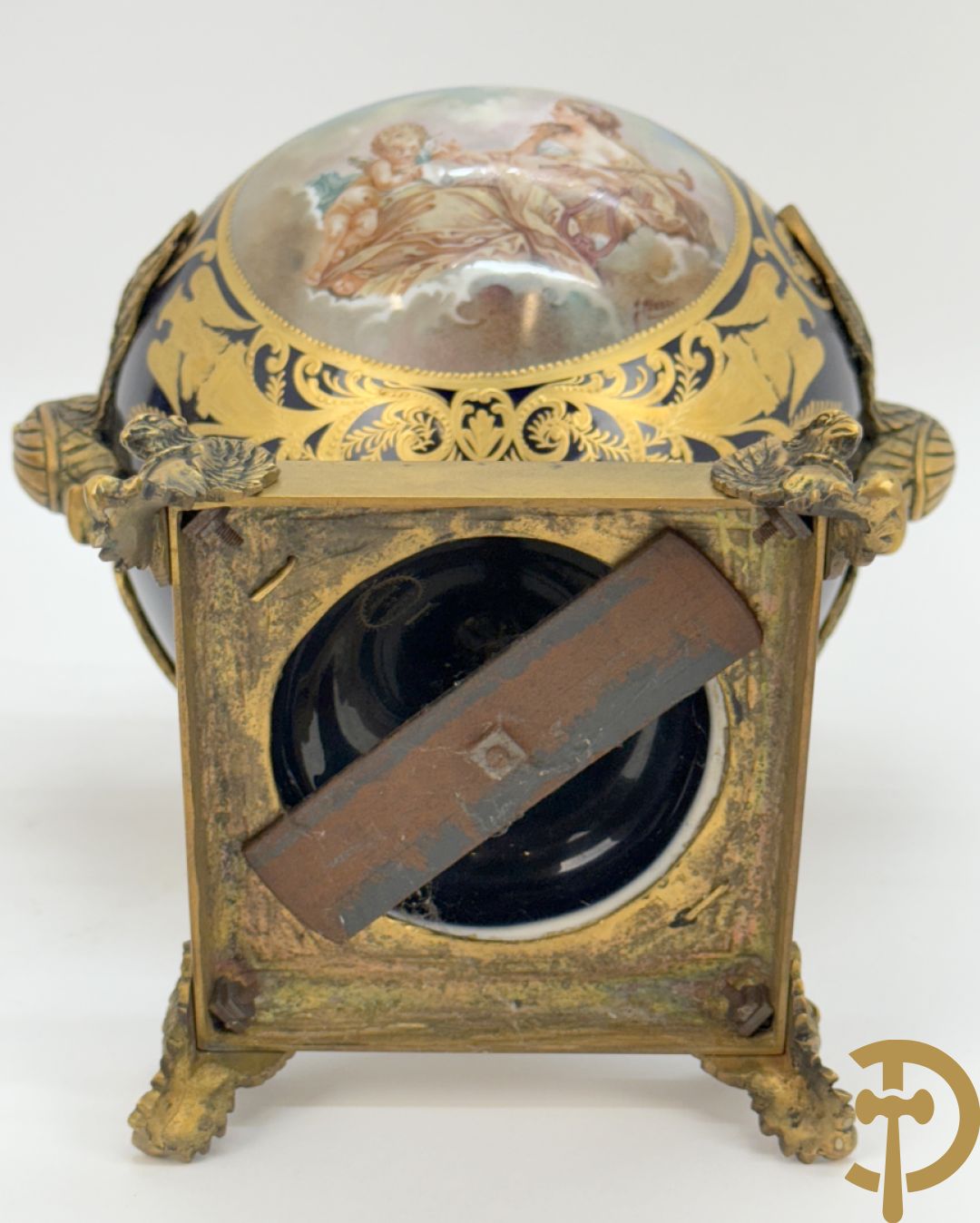 Paar porseleinen Sèvres cassolettes met handbeschilderd romantisch decor op blauwe fond, zijdelings met bronzen zwanen, Chateaux de Sceaux  gemerkt onderaan, Missant J. getekend