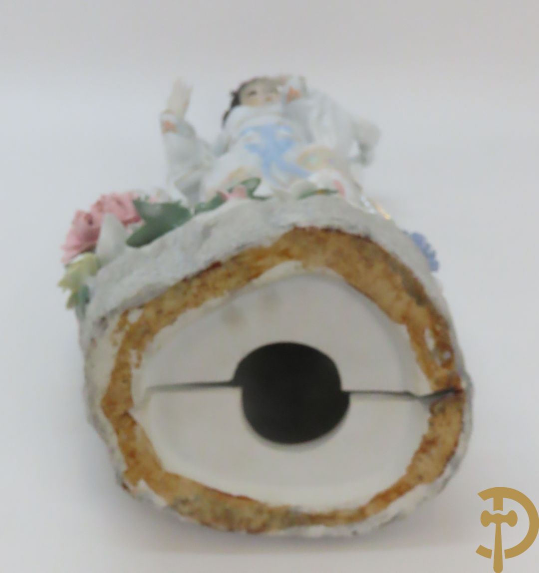 Chinese porseleinen geisha dame tussen de bloemen