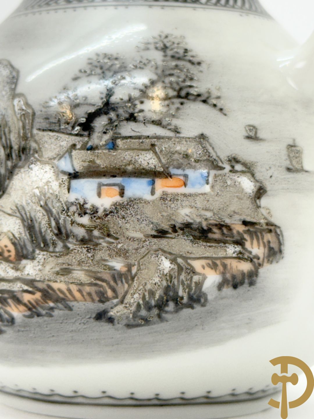 Chinees porseleinen theekannetje met landschapsdecor, vooraan en achteraan Chinese tekens, Republieks periode + kleine Kanton theekan