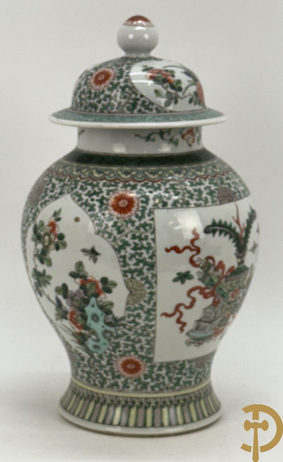 Chinese porseleinen dekselpotiche met bloemendecor