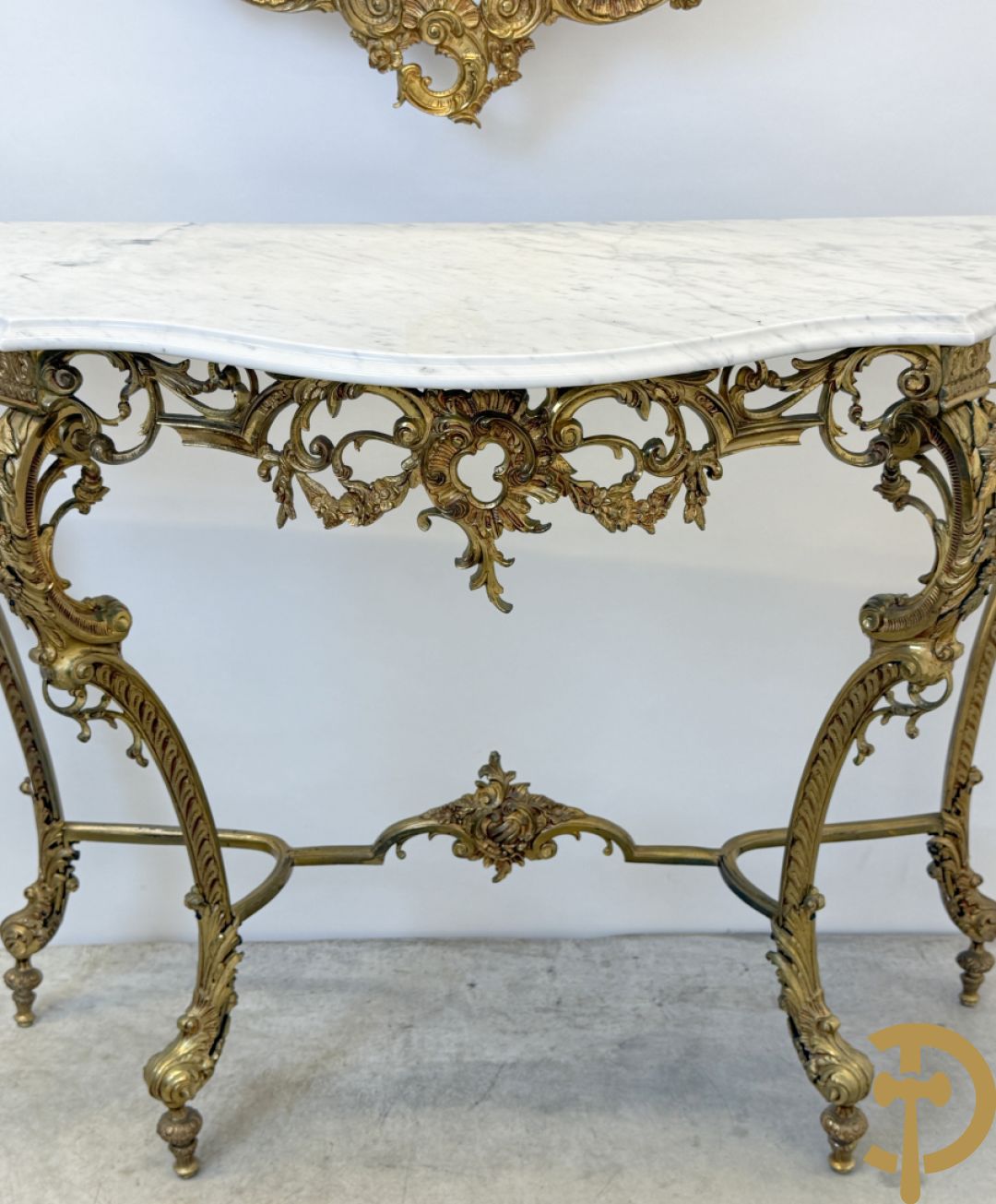 Koperen sierconsole Louis XV stijl met wit marmeren blad op 4 voluutvormige poten + bijhorende spiegel