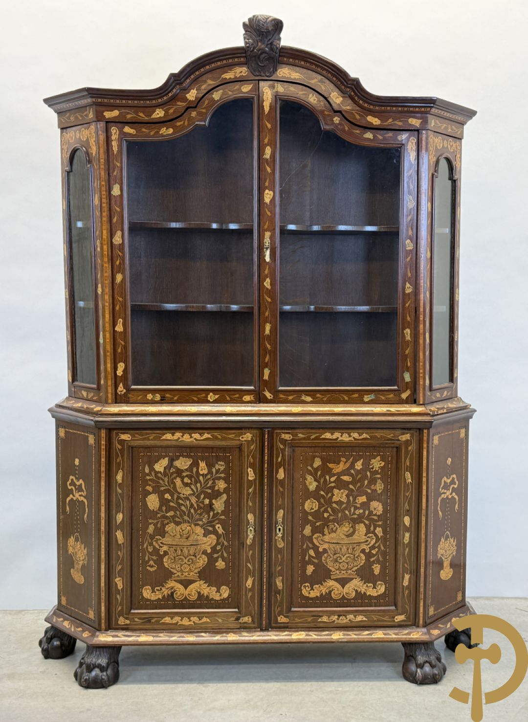 Hollandse vitrine met gemarketteerd bloementafereel, bovenaan met 2 beglaasde deuren en rocaille als kuif - onderaan met 2 gesloten deuren bezet met amforen, vogels en bloemenmarketterie