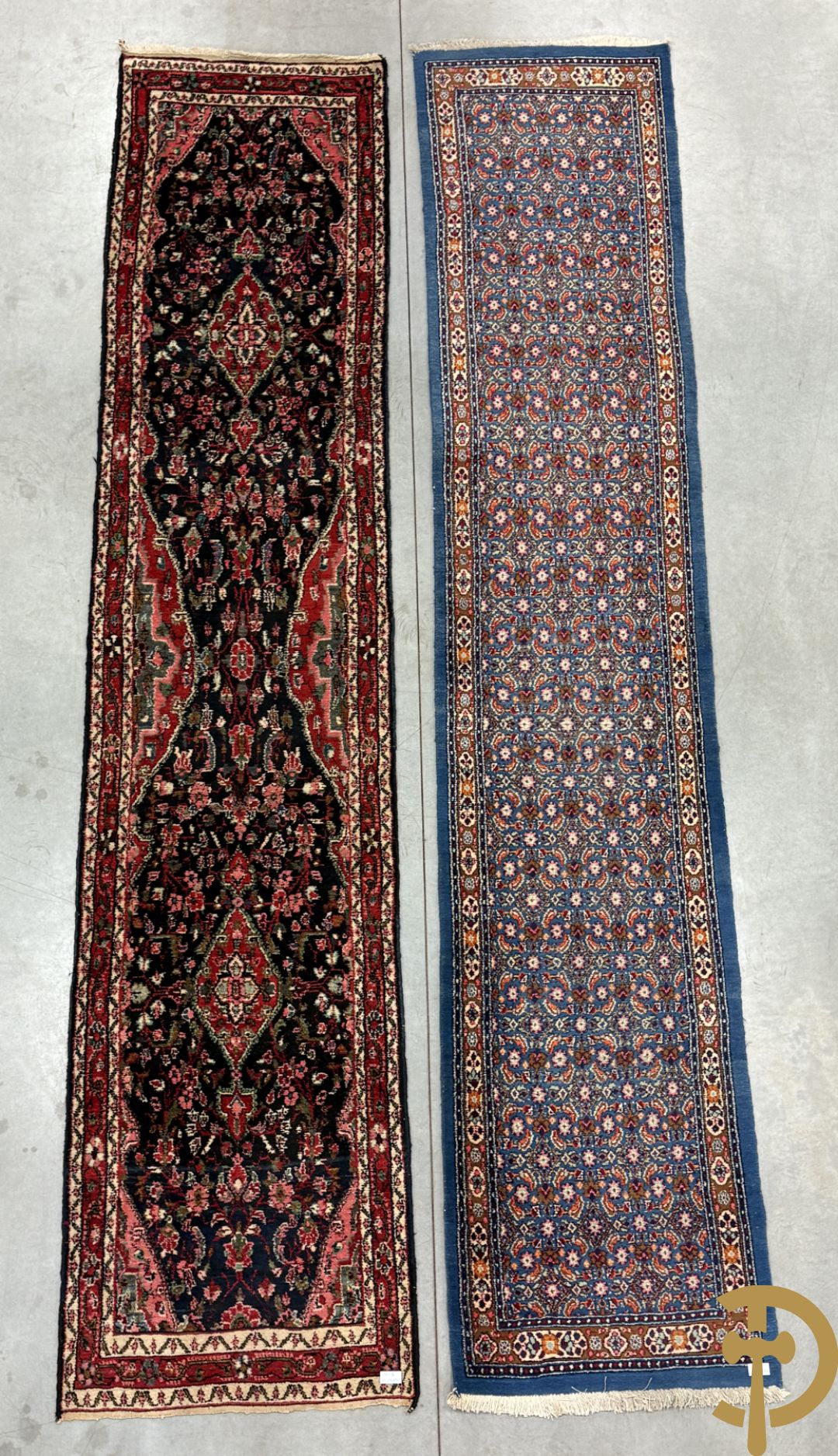Twee oosterse handgeknoopte lopers