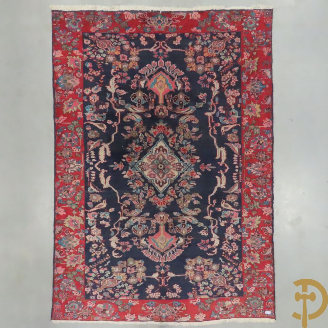 Oosters handgeknoopt tapijt met bloemen en dierenmotieven