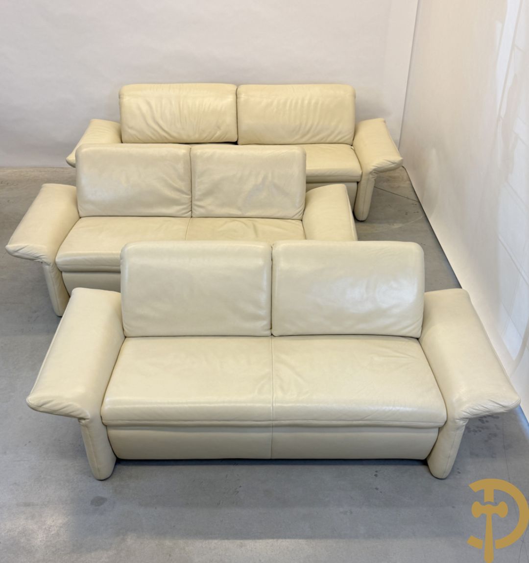 Salonensemble Koinor bestaande uit 3 elementen waarvan groot element met uittrekbaar voeteinde en twee tweezits