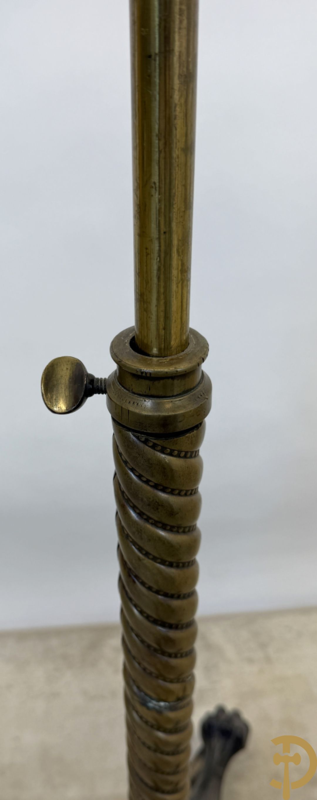 Leesstandaard met verstelbare boekhouder en zijdelings omhoog verplaatsbaar bijzettafeltje voor thee op gietijzeren draaibare voet, rond 1900 gemerkt J . CARTER - North