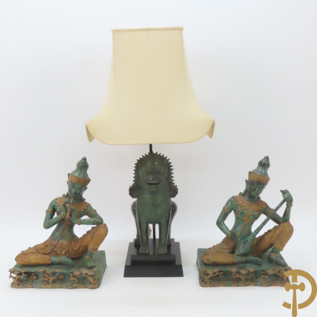 Bronzen Thibetaanse fo-hond als lampadaire + 2 bronzen musicerende boedhistische figuren
