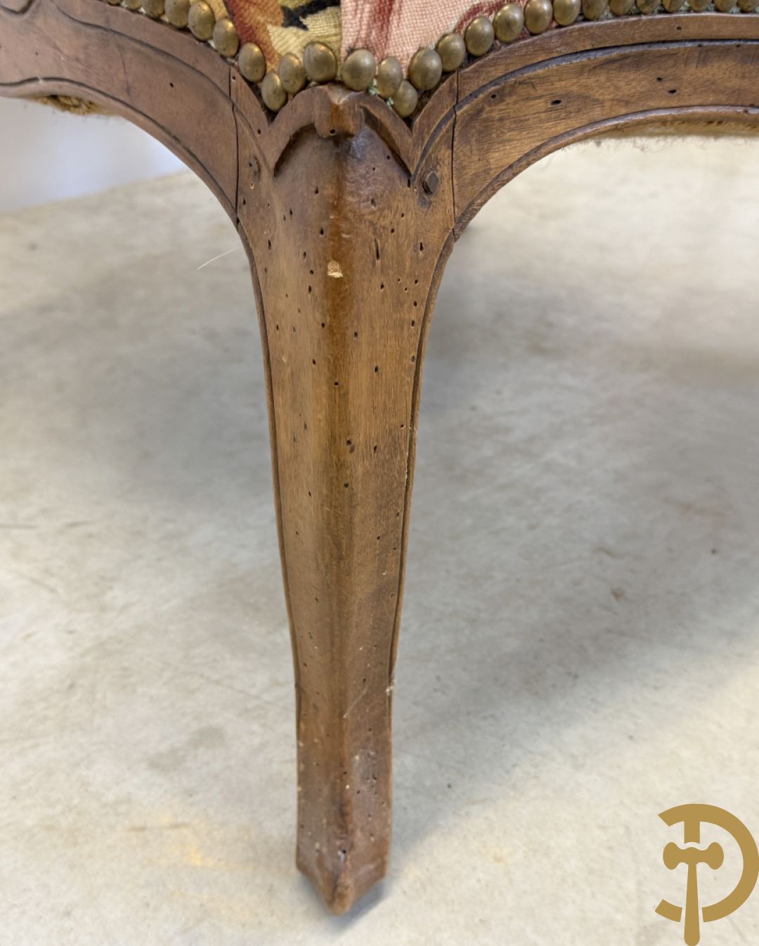 Vier notelaren armzetels bekleed met bloemenstof, met gezwaaide armleuningen op voluutvormige poten + bijhorend voetbankje