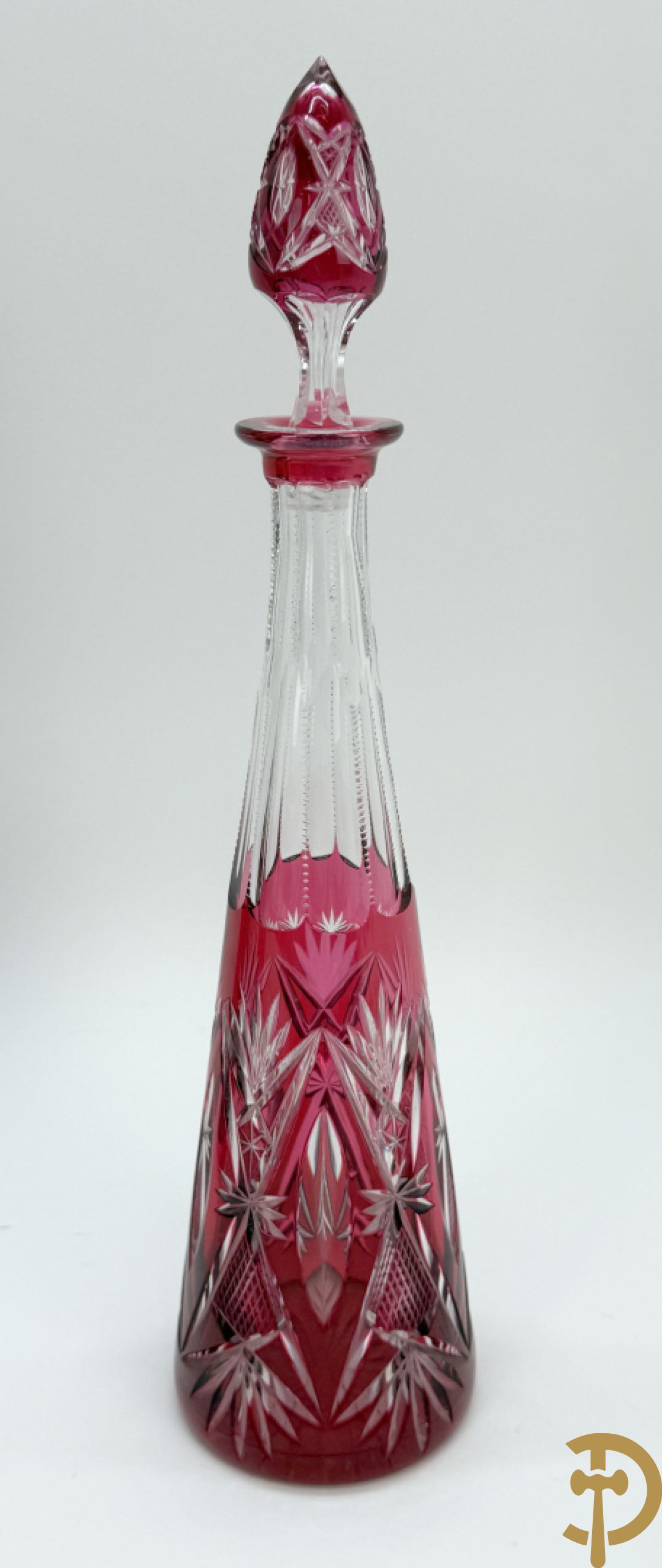 Paarse en rood gekleurde kristallen karaf Val-Saint-Lambert + 2 Boheemse karaffen + verzilverde decanteur met Louis XV motieven