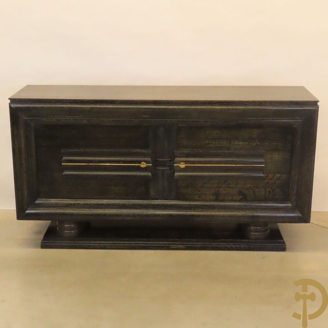 Art deco dressoir met 2 deuren en koperen baguette op sokkel