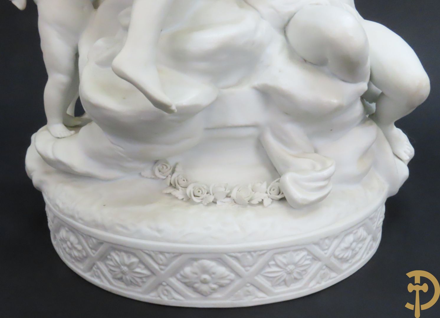 Porseleinen sierbeeld met 4 naakte dames en cupido bezet met bloemenkransen, Sèvres gemerkt