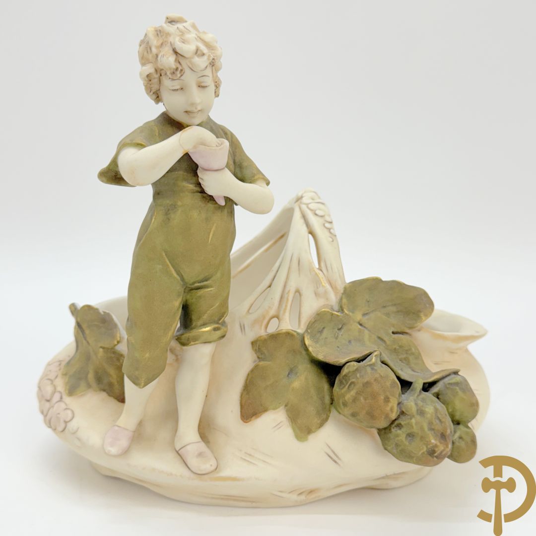 Royal Dux coupe met jongeman en fruitdecor, nummer 1248