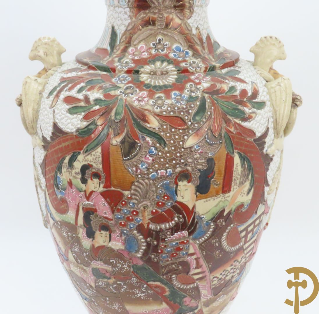 Paar Japanse Satsumat vazen met kijgerdecor en geanimeerde scènes, zijdelings met vogels bezet