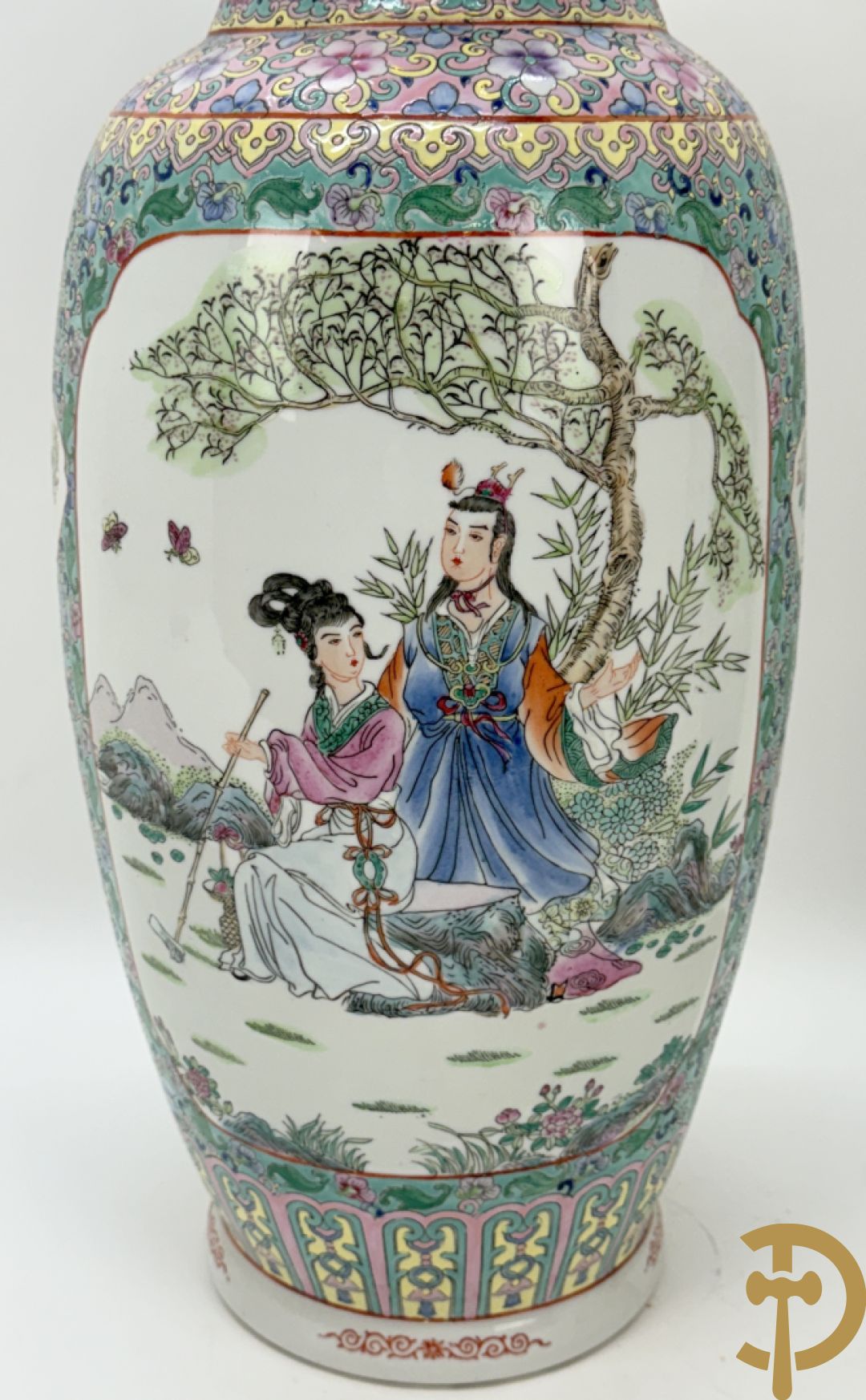 Paar Chinese vazen met geishadecor, rondom bezet met bloemen