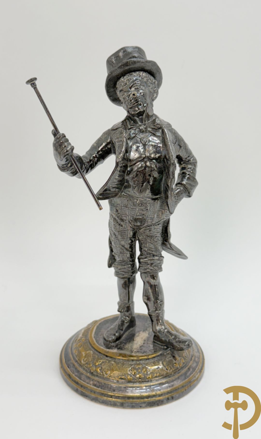 Ongetekend verzilverd metalen beeldje van circusdirecteur met afneembare hoed