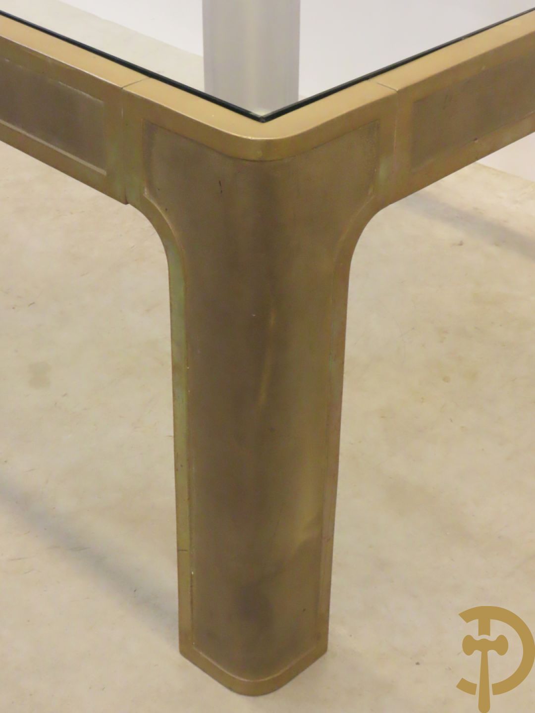 Koperen design bijzettafel met glazen blad en afgeronde hoeken