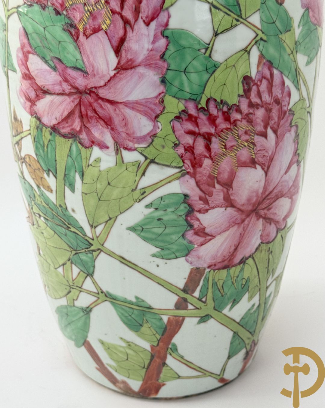 Paar Chinese porseleinen vazen met bloemen- en vogeldecor, achteraan getekend