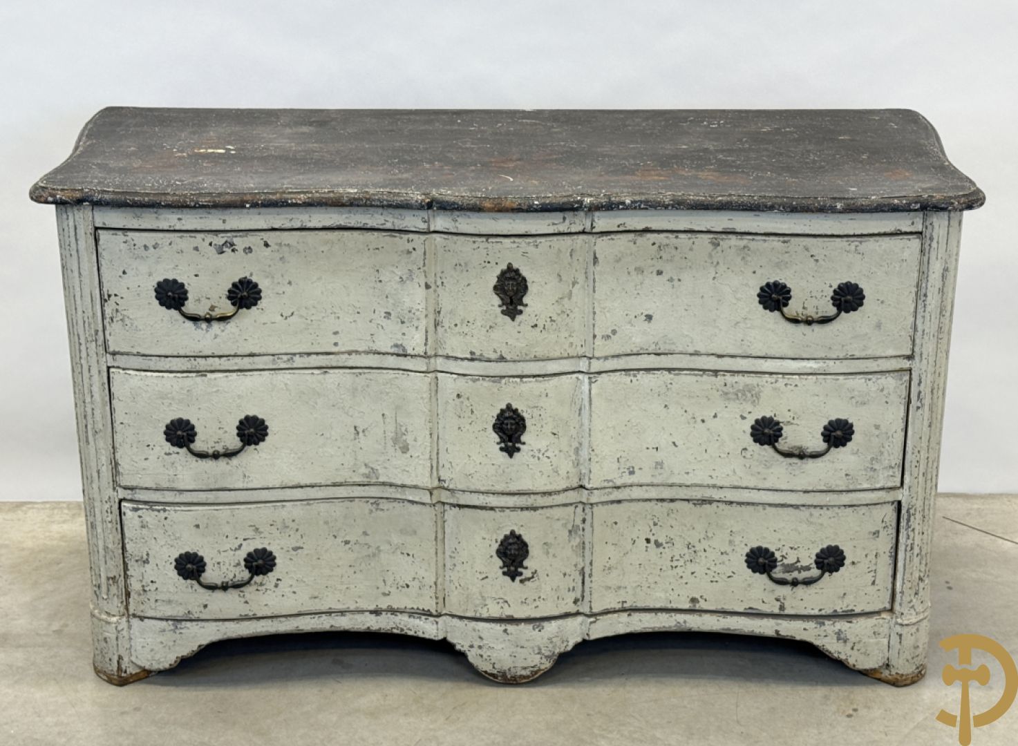 Gepatineerde 3 laden commode met bronzen trekkers en sleutelplaten