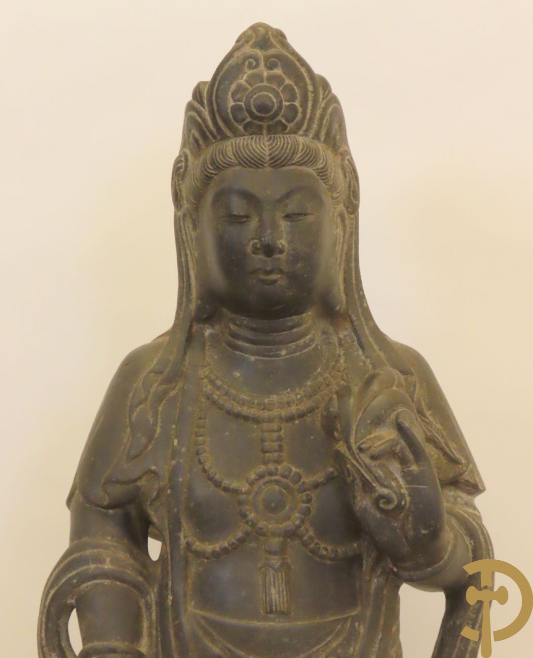 Aziatisch handgesculpteerd stenen beeld van een staande boedha