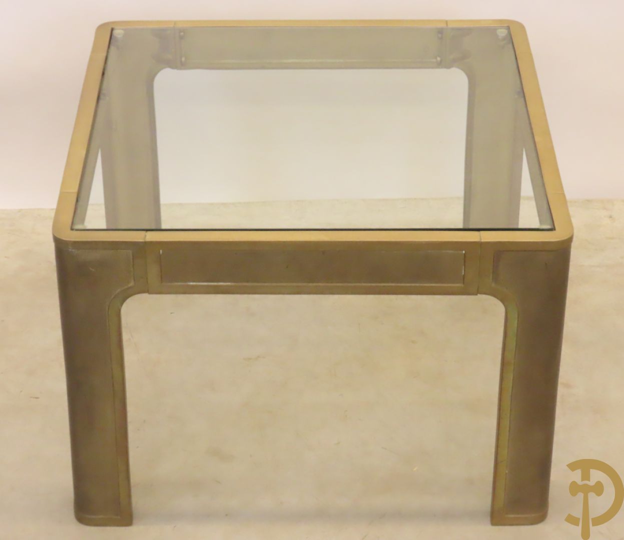 Koperen design bijzettafel met glazen blad en afgeronde hoeken