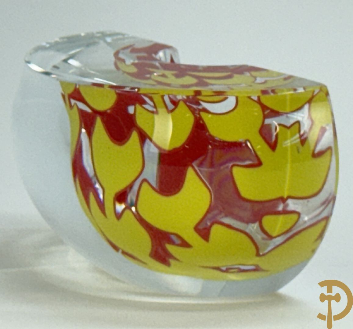 MAPSTEVENS getekend 2000 - Kristallen half bolvormig sierstuk met geel/rode motieven