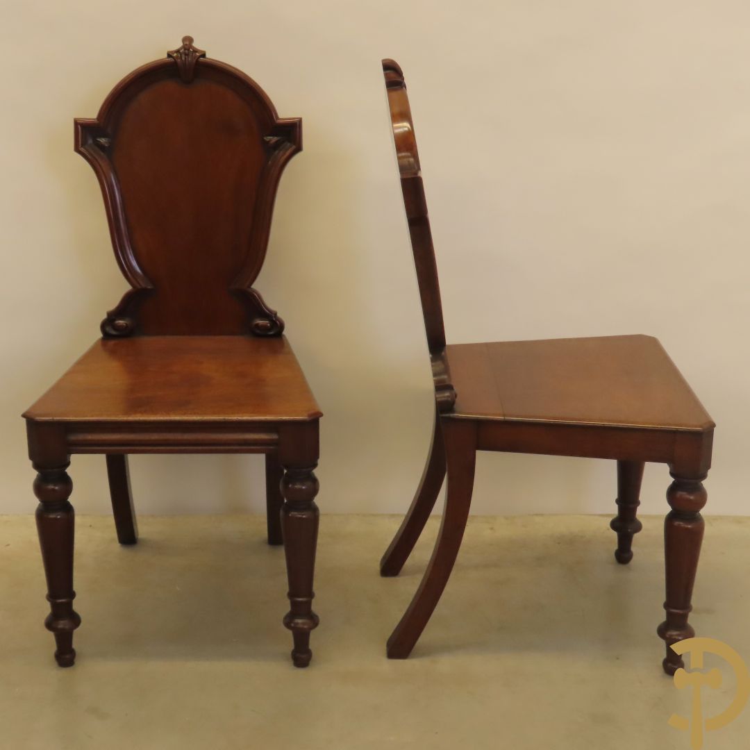 Twee Engelse mahoniehouten hall chairs, 2e helft 19e