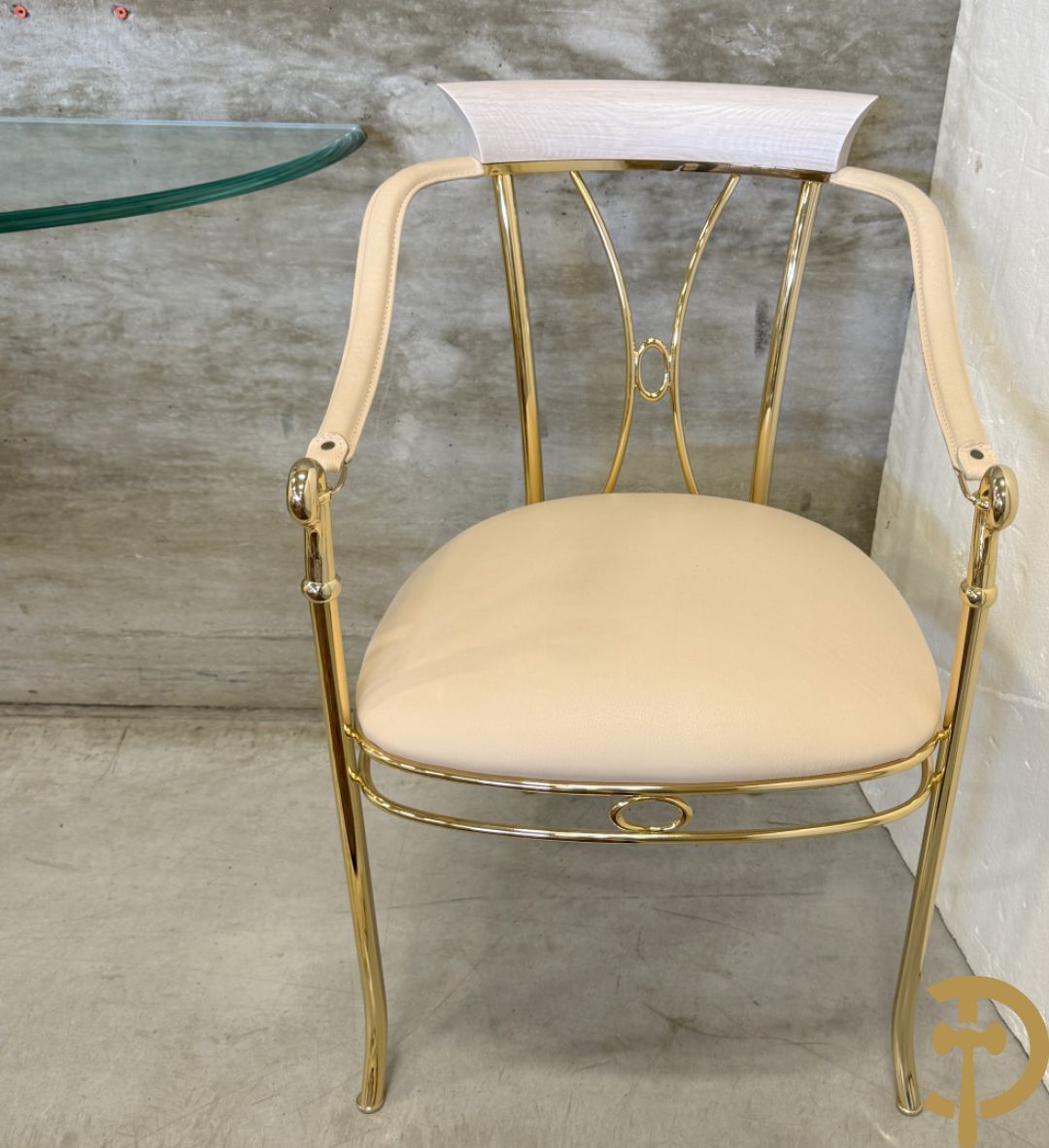 Uitzonderlijke eetkamer bestaande uit dressoir met 4 deuren en 2 lades op voluutvormig onderstel met rocailles opzij en boven met spiegel + bijhorende vitrine + console + spiegel + tafel op voluutvormig onderstel + 6 bijhorende armzetels met koperen frame - uniek ontwerp door de firma Vidal Grau Spaanse makelij, begin jaren 