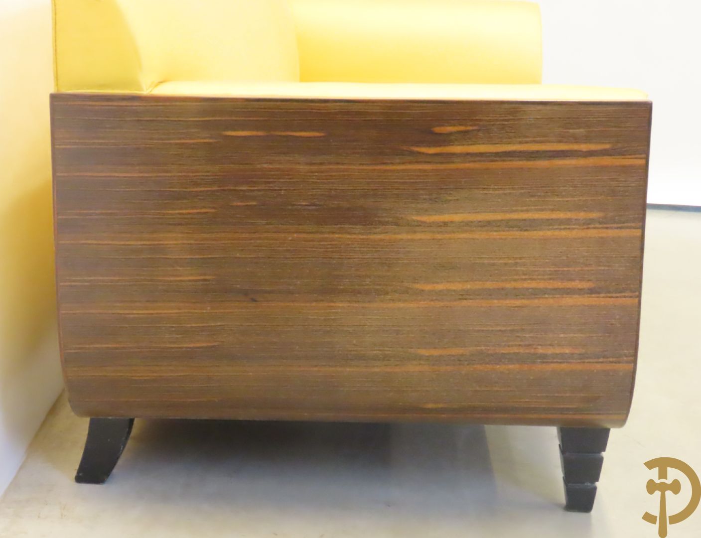 Canapé met gele zijden stof bekleed op palissander chassis, Art deco stijl